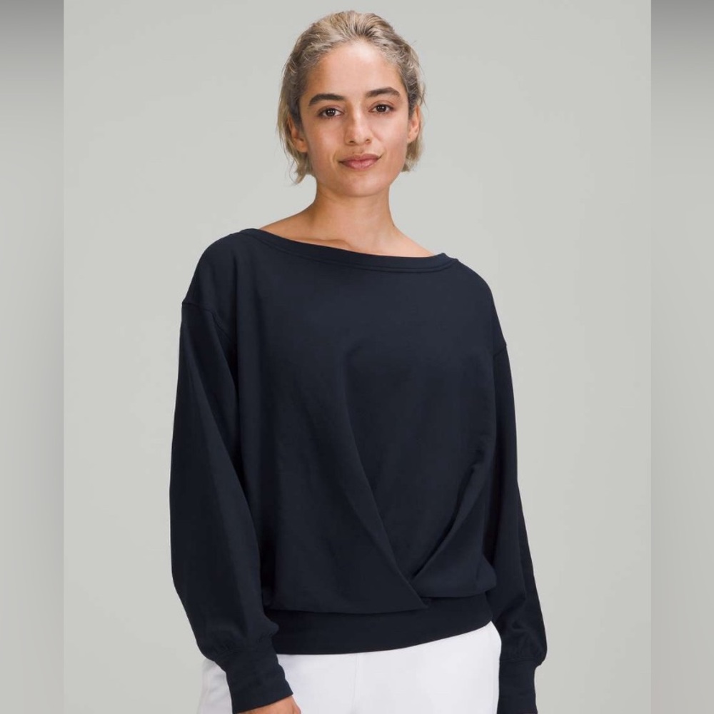 Lululemon pleated model pullover. Colour: True Navy
